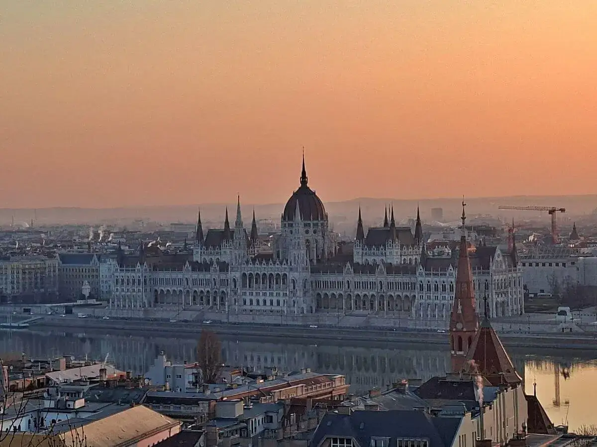 El Parlamento de Budapest al atardecer, un lugar imprescindible que ver en Budapest.