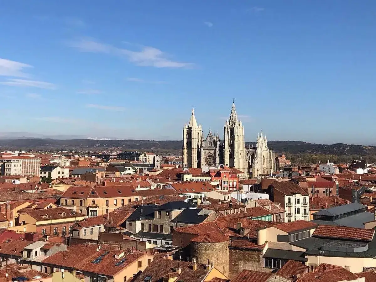 Vista aérea de León con su imponente catedral gótica. Ideal para un free tour León y descubrir su historia.
