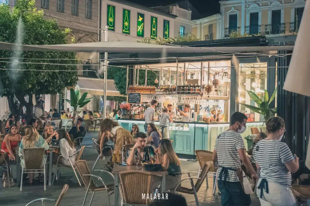 Gente disfrutando en un bar al aire libre, una excelente opción de donde comer en Mérida.