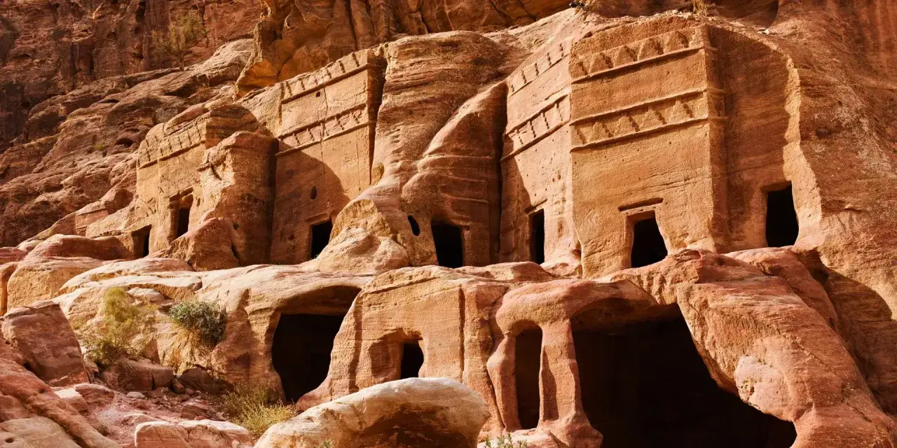 Tesoros tallados en roca en Petra, Jordania. Un sueño para quienes desean viajar a Jordania y explorar esta maravilla antigua.