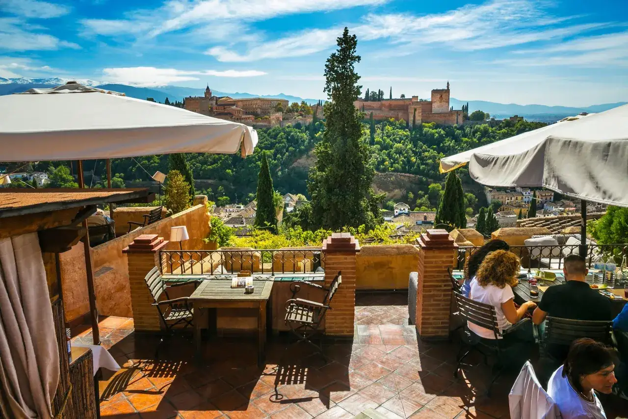 Terraza con vistas a la Alhambra, ideal para disfrutar de restaurantes en Granada con la mejor calidad-precio.