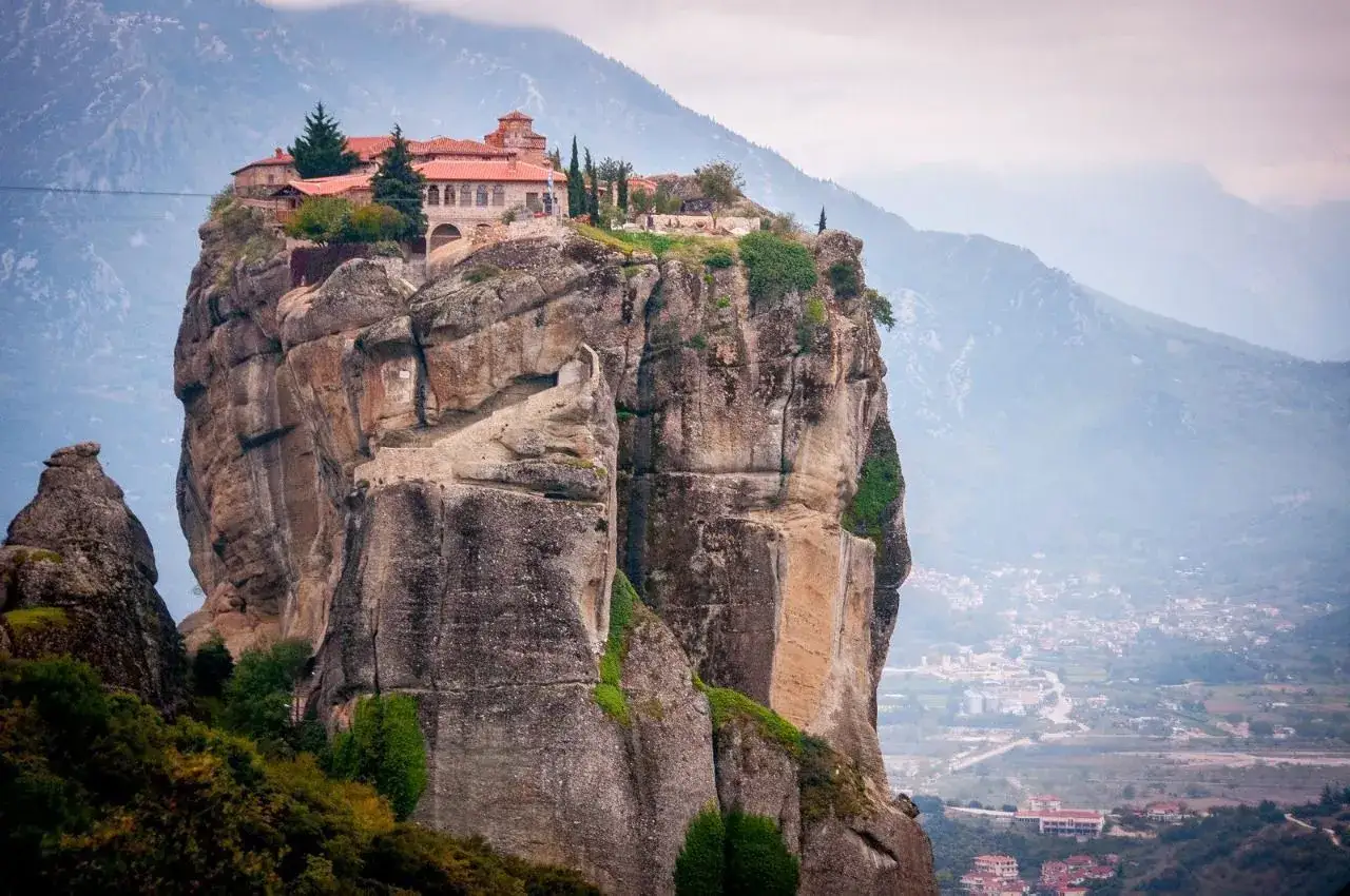 Monasterios de Meteora, construidos en la cima de imponentes rocas, desafían la gravedad y la imaginación.