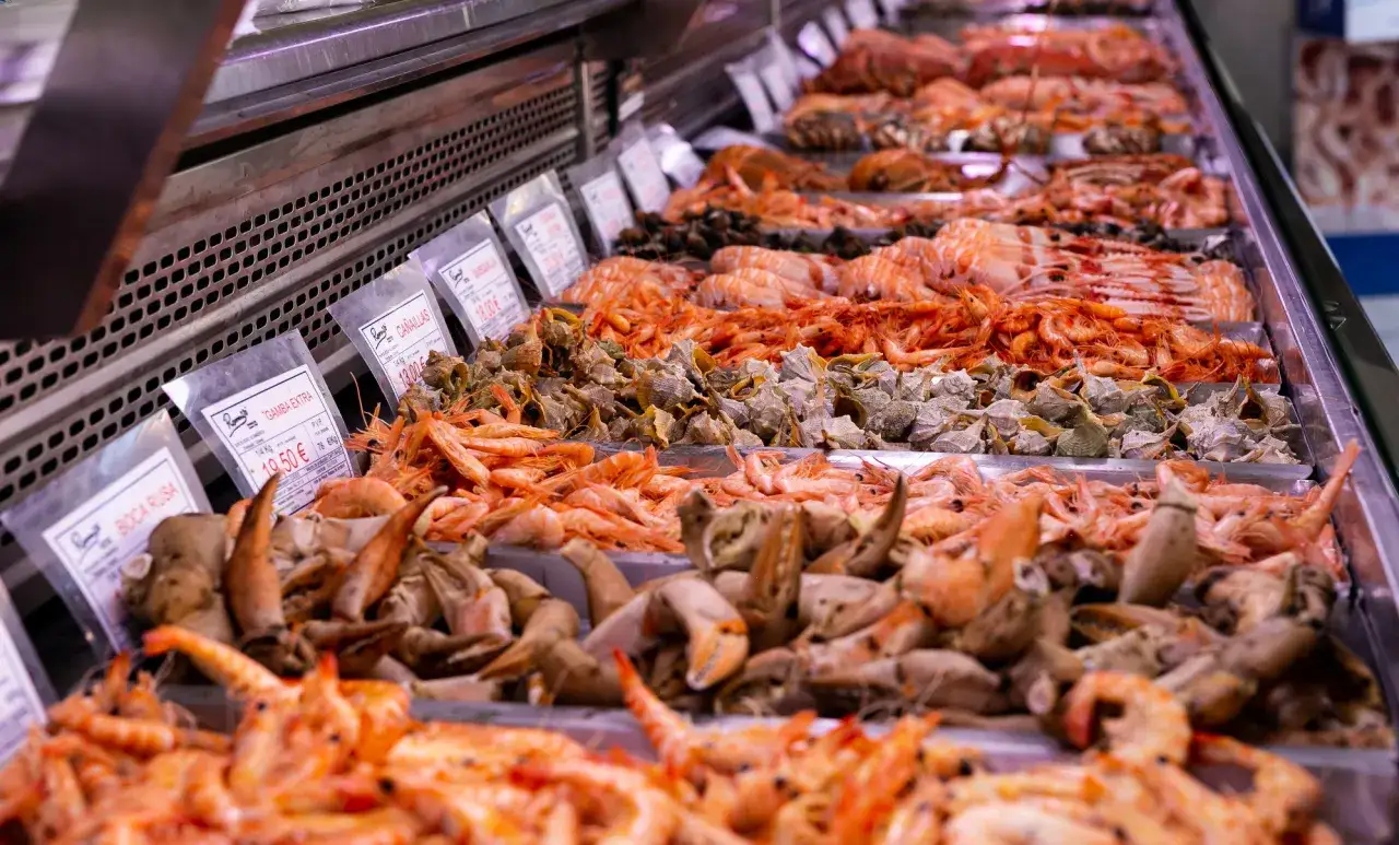 Mariscos frescos listos para comer en el puerto de Santa María: gambas, cañadillas y bocas rusas.