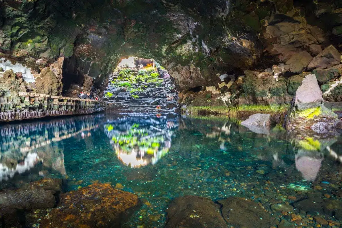 Cueva de los Verdes, Lanzarote. Un lugar mágico que ver en Lanzarote en una semana, con su lago subterráneo de aguas cristalinas y formaciones rocosas únicas.
