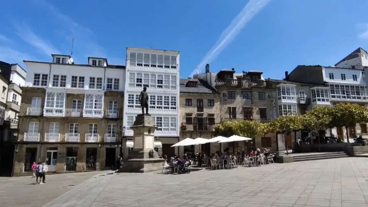 Plaza con estatuas y terrazas, ideal para descubrir qué ver en Viveiro.