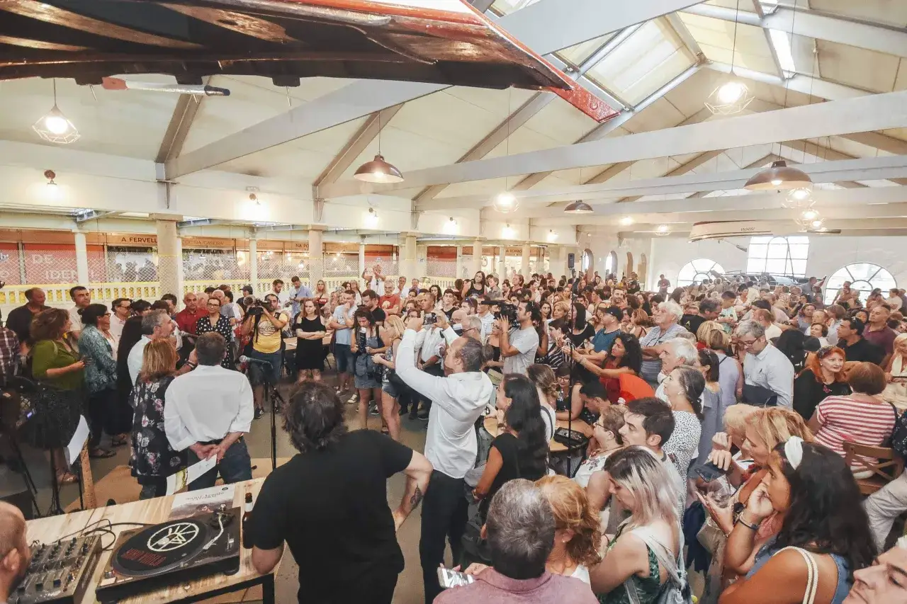 Multitud disfrutando en un evento gastronómico. ¡Un gran lugar donde comer en Pontevedra!