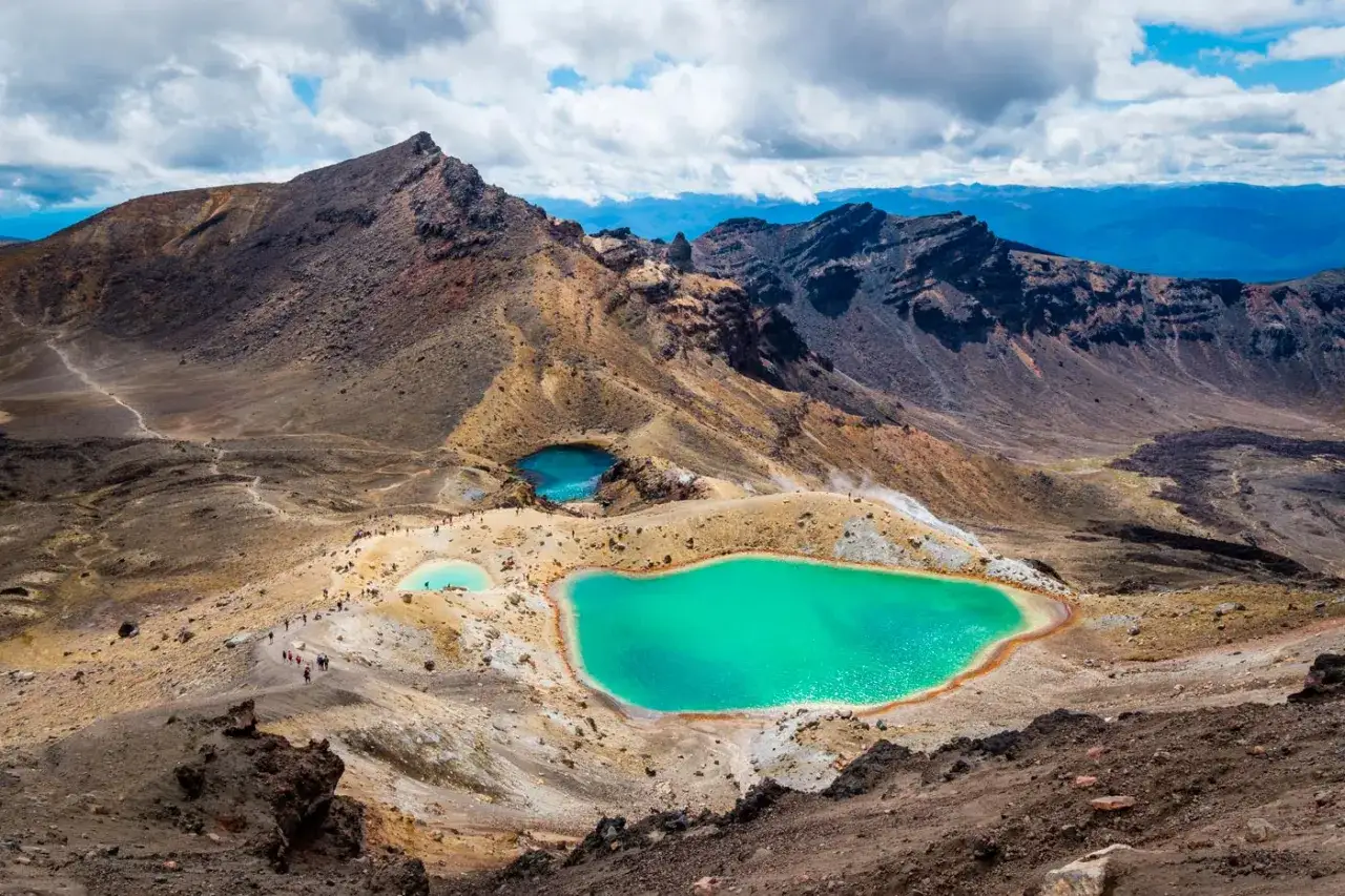 Senderos y lagos turquesa en el Tongariro Alpine Crossing, un paisaje volc&aacute;nico impresionante.